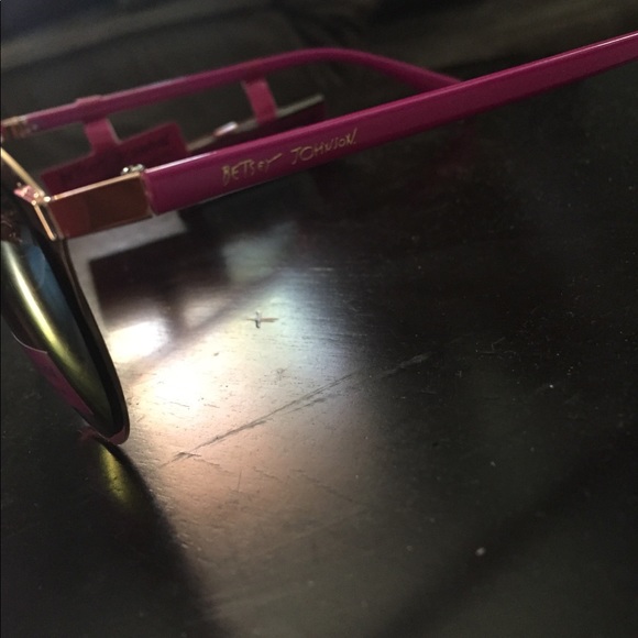 New with tags BETSEY JOHNSON MIRRORED SUNGLASSES - Picture 3 of 5